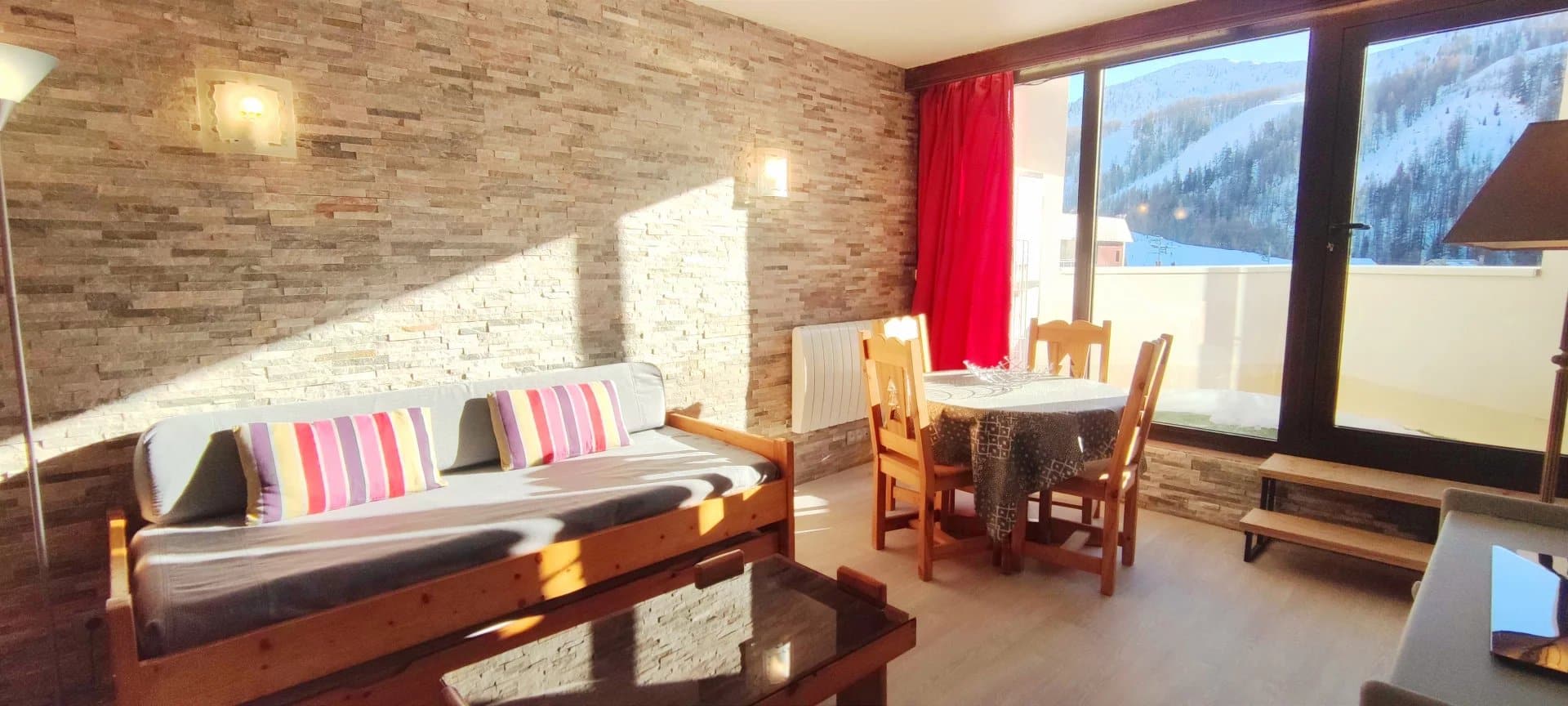 Studio rénové, balcon sud – galerie marchande accessible directement